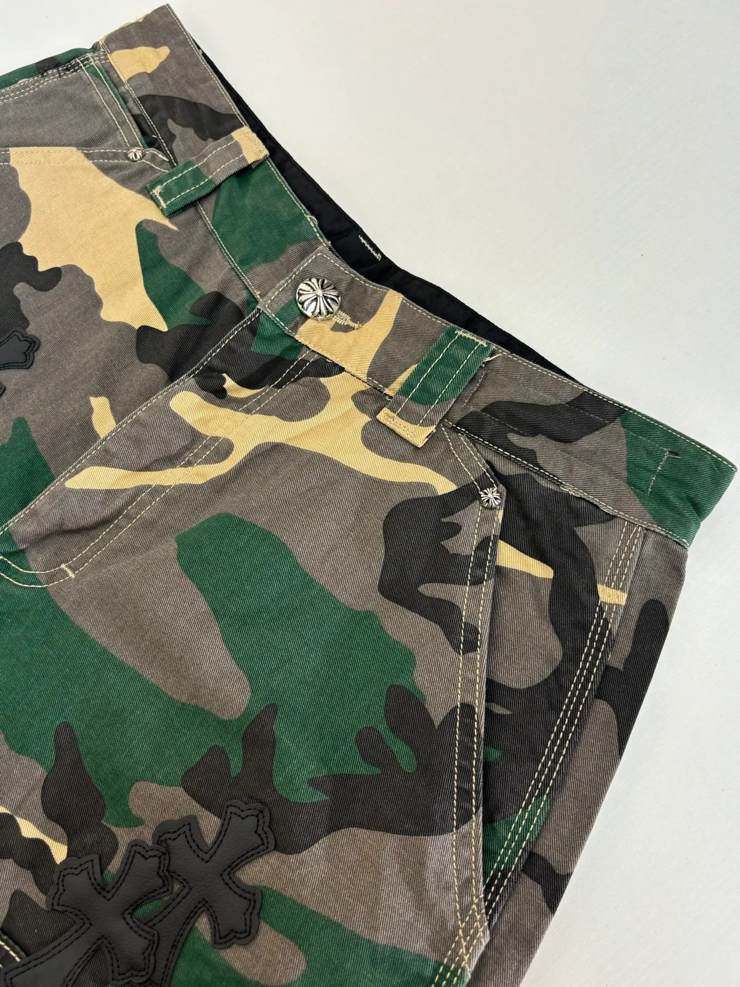 P500 Chrome Heart*/Chrome Heart CH leather camouflage shorts were purchased and developed from a Los Angeles agent for US$2,980. This style is made of custom-made military canvas fabric, restored 1:1 according to the original model, and printed with camouflage patterns. The customization period for the hem sex pattern stamp is 20 days, the minimum order is 1800 pieces, and the color plate is matched. The hardware buckles are all made of electroplated 925 silver material, the weight is perfectly restored, and they are aged and oxidized to black.  Size：S/M/L/XL